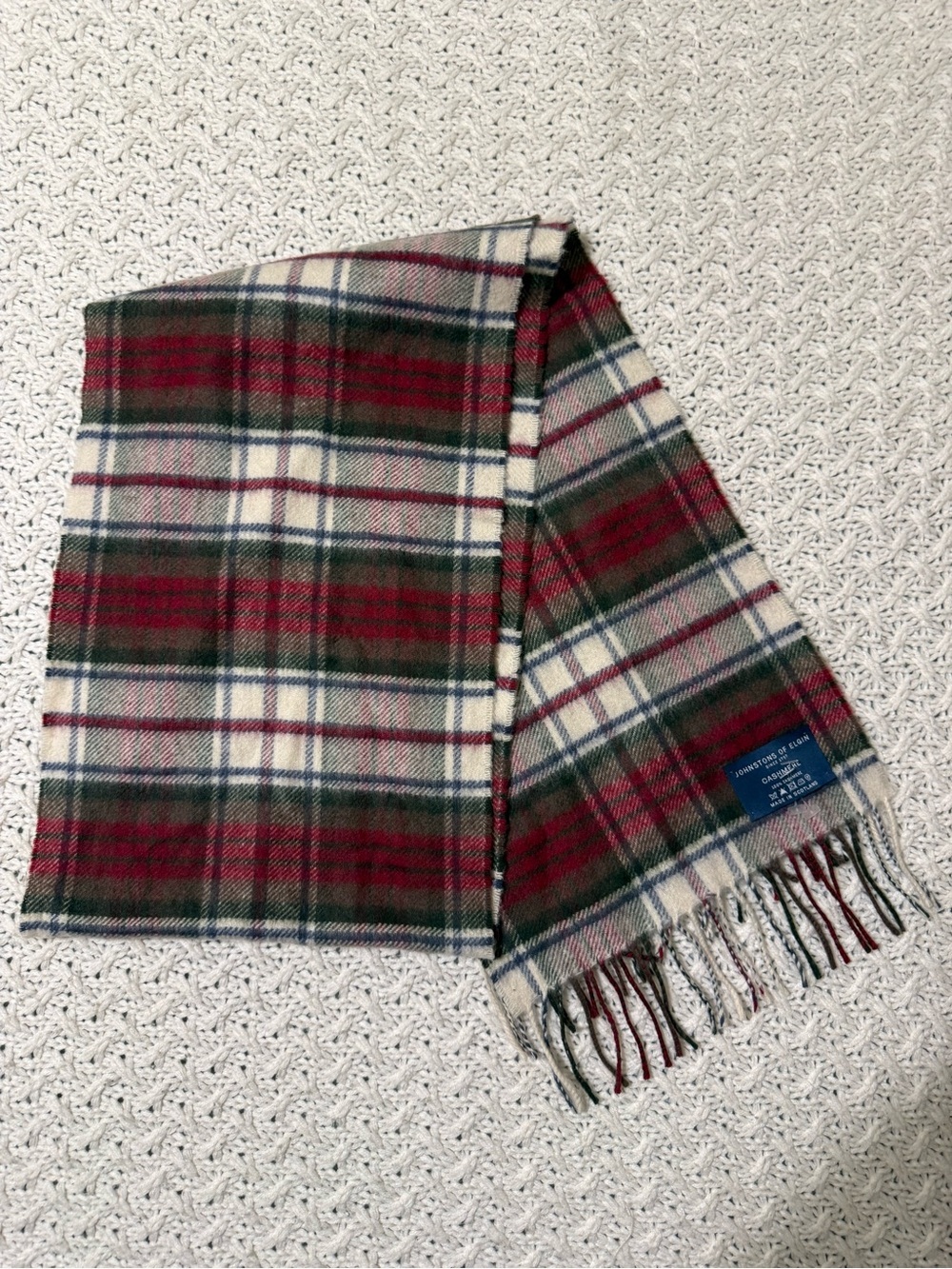 Johnstons of Elgin Unisex 
Macduff, 100% cashmere scarf, made in Scotland
